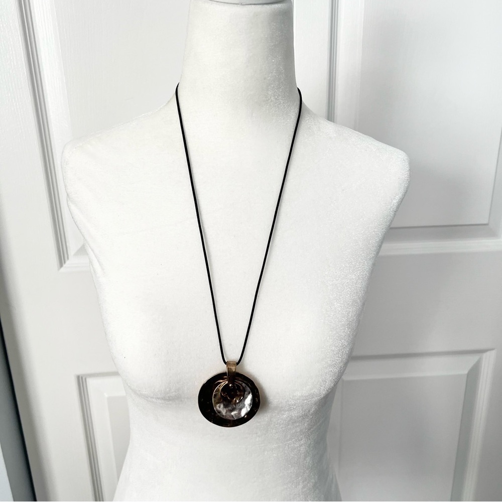 🍭6/$30 metallic hammered tapered disc necklace on a black cord